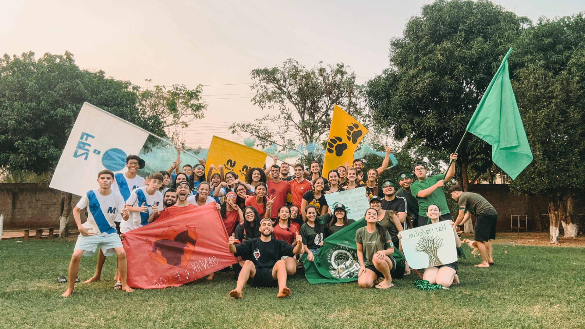 Jovens do Clube da Comunhão reunidos com bandeiras
